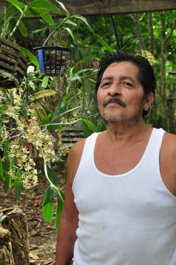 O dono do terreno onde está a árvore sagrada dos mayas e a coleção de orquídeas, em Chiquila, costa norte do Yucatán, no México